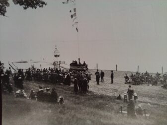 Photo a ferry arriving at La Salle part from the Hamilton side of the Harbour. (Special Collections, Hamilton Public Library)